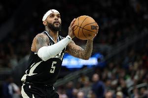 特伦特谈布克准绝杀：防守沟通得挺好 但他绕过掩护命中了投篮